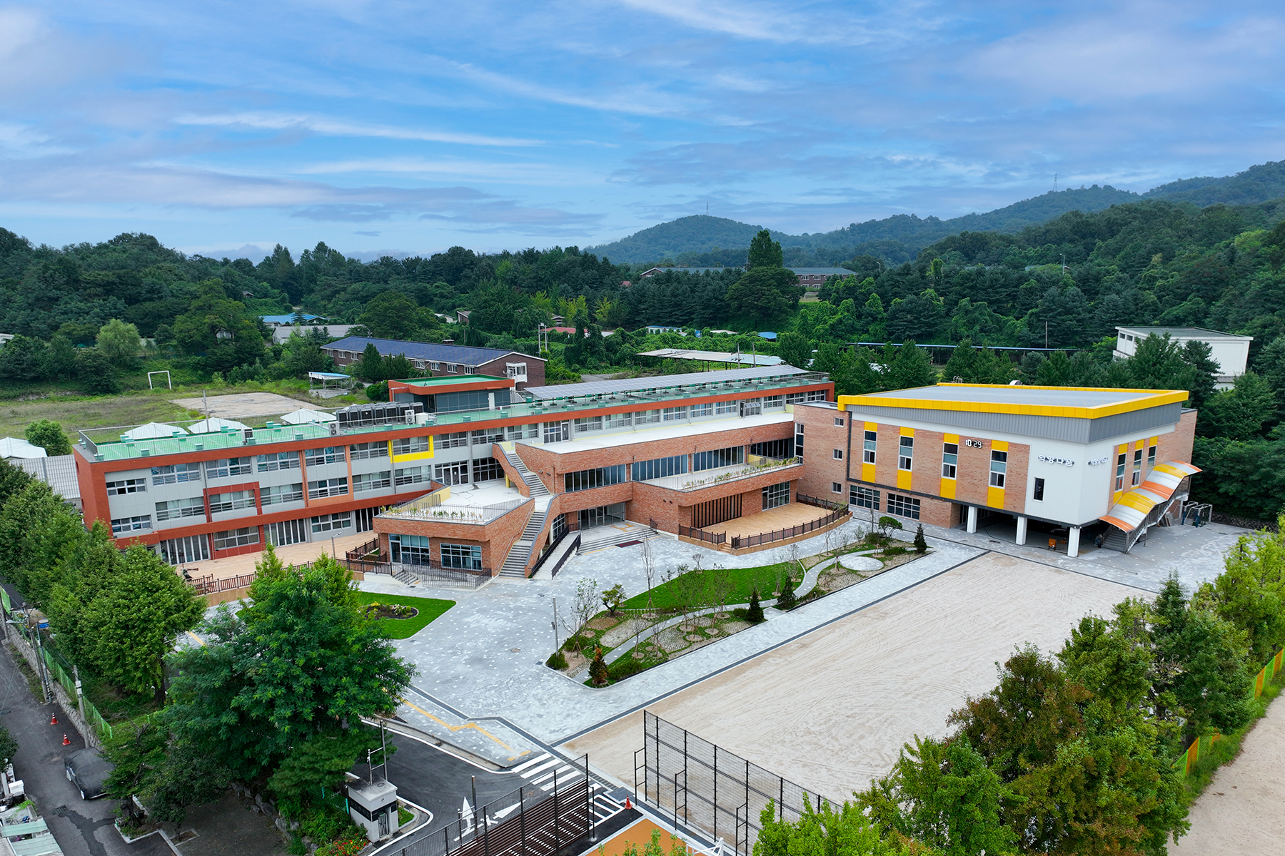 1쪽_덕양중학교 전경 사진